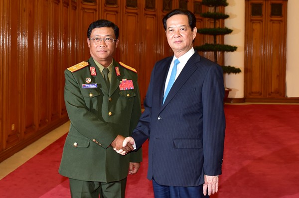 Премьер Вьетнама принял главнокомандующего Лаосской народной армии - ảnh 1